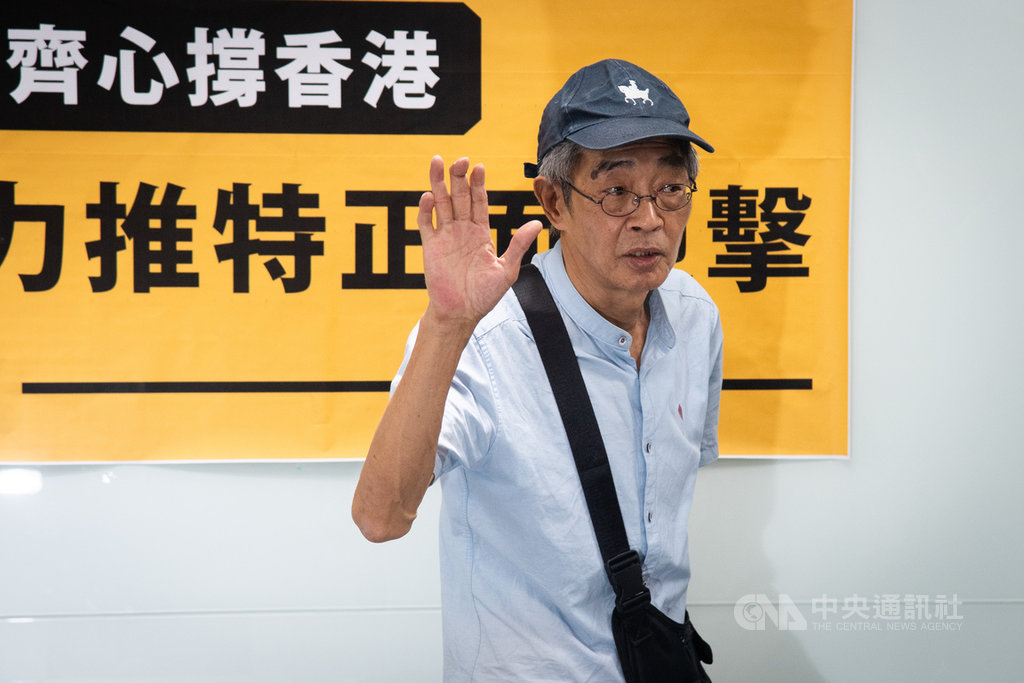 銅鑼灣書店店長林榮基(圖)4日出席「勿忘六四坦克人,台灣齊心撐香港」記者會,會後與媒體揮手致意。中央社記者林俊耀攝 109年6月4日