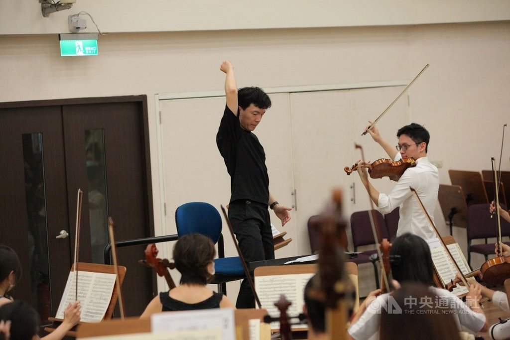 台北市立交響樂團(TSO)5日將舉辦「樂聖風情日」音樂會,邀請指揮名家廖國敏(後左)與小提琴家曾宇謙(後右)合作,4日排練。(TSO提供)中央社記者陳秉弘傳真 109年6月4日