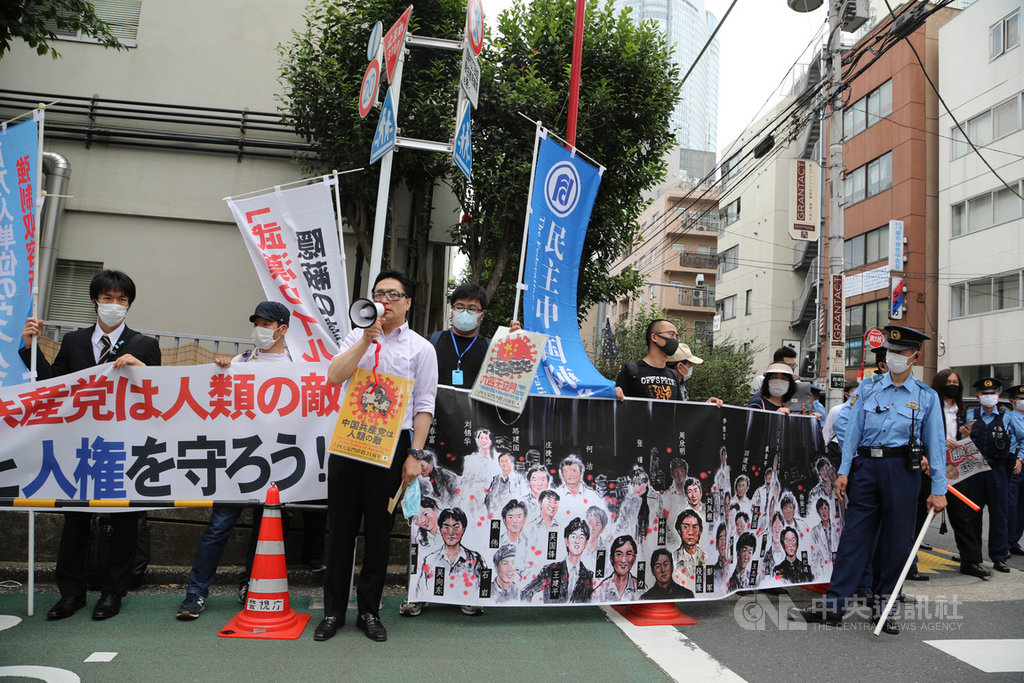 六四天安門事件31週年,居留日本的中國人及關心的日本民眾到中國大使館前發表「紀念六四天安門事件暨催促解散中國及讓習近平下台」聲明,並遞出抗議函。中央社記者楊明珠東京攝 109年6月4日
