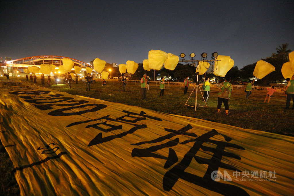 罷韓團體持續為高雄市長韓國瑜罷免案催票,4日晚間舉行「六四撐香港」遊行,現場拉起布條,並升起天燈,宣示「堅定罷韓」決心。中央社記者董俊志攝 109年6月4日