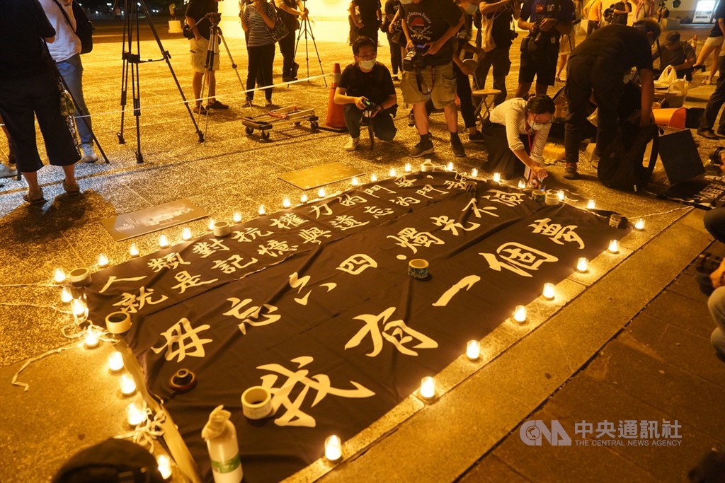 六四31週年,「遍地燭光悼六四」活動4日晚間在自由廣場前舉辦,與會人士鋪上標語致意。中央社記者徐肇昌攝 109年6月4日