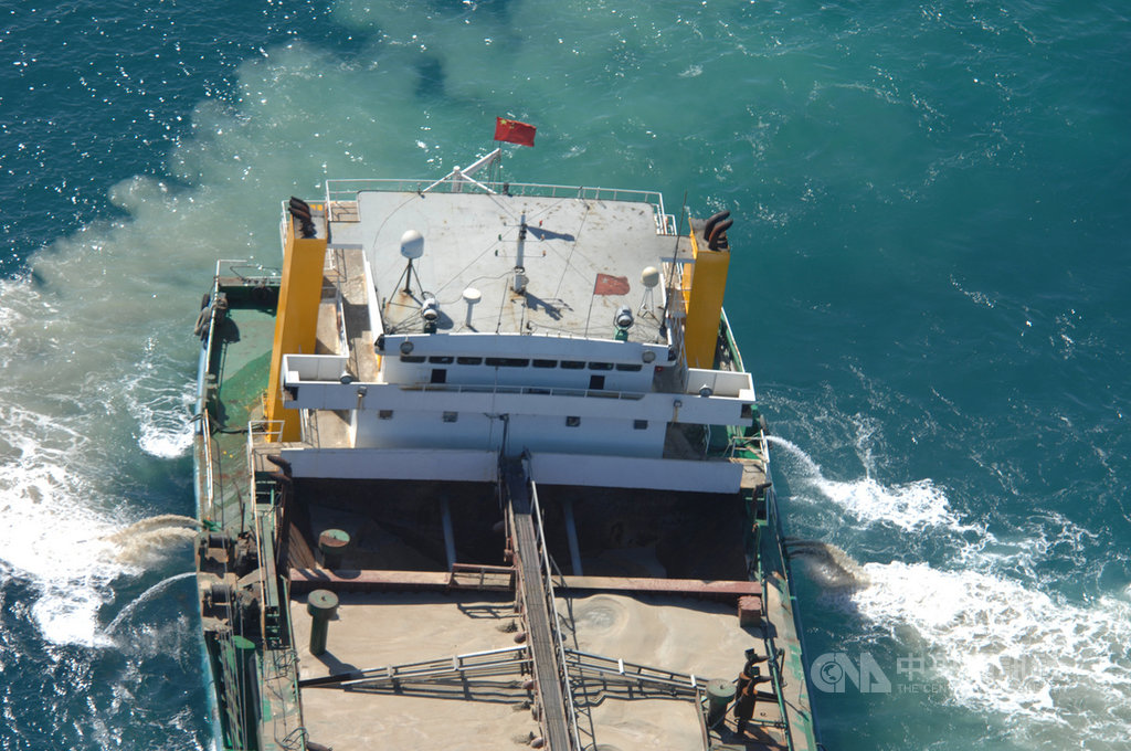 海巡艦艇3日在澎湖七美西南方46浬處台灣灘海域發現20多艘中國抽砂船,立即展開取締,發現中國「海航5679」抽砂船違法盜砂,當場查扣並押返偵辦。(海巡署提供)中央社記者侯文婷傳真 109年6月4日