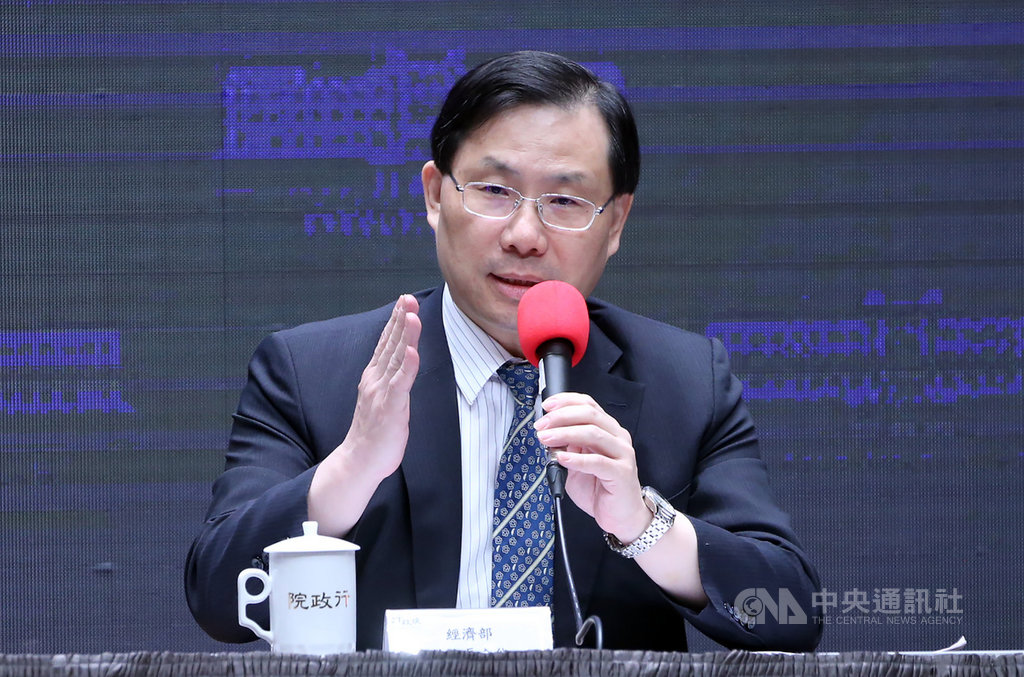 行政院4日舉行會後記者會,經濟部次長林全能說明振興三倍券政策的相關規範及使用方式。中央社記者鄭傑文攝 109年6月4日