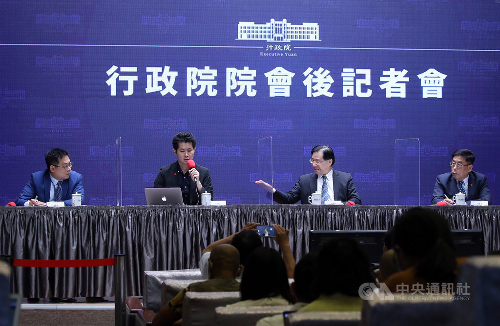 行政院會後記者會4日在新聞中心舉行,由發言人丁怡銘(左2)主持,勞動部次長王安邦(左)、經濟部次長林全能(右2)、海洋委員會副主委莊慶達(右)出席。中央社記者鄭傑文攝 109年6月4日