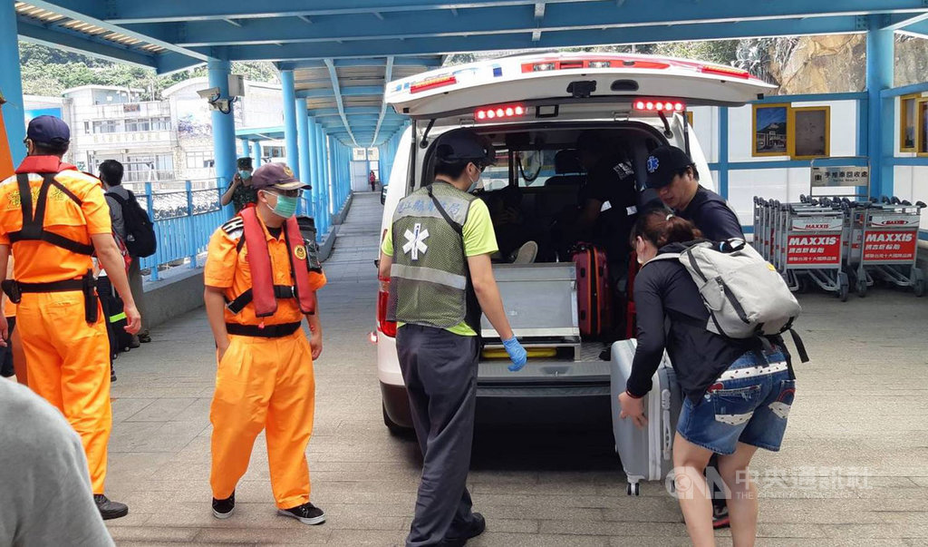 為提前慶祝警察節,連江縣警察局舉辦「大坵島健行趣」活動,途中遇到受傷遊客,員警背負傷者下山,並送至大坵碼頭搭船,協助護送至北竿鄉衛生所就醫。(連江縣警察局提供)中央社 109年6月4日