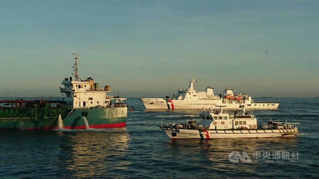 海巡署艦隊分署3日執行台灣灘違法抽砂專案取締任務,出動艦艇強制驅離違法抽砂船。(海巡署提供)中央社 109年6月4日