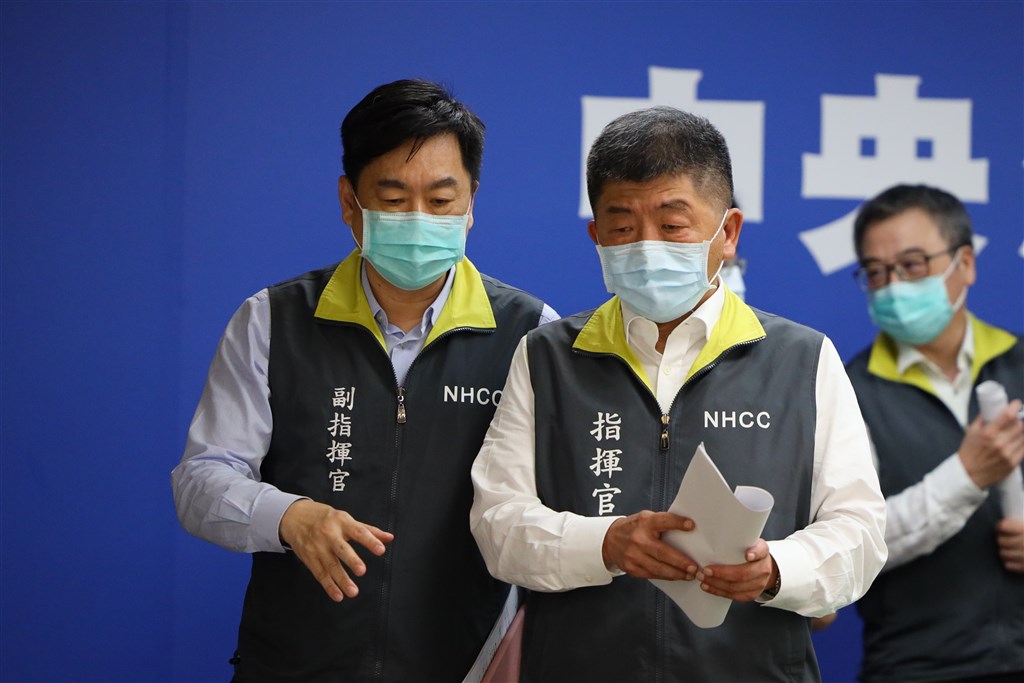 外界關心陸港澳等境外生來台何時解禁;疫情指揮中心指揮官陳時中(前)4日說,現在國內鬆綁,若境外同步放寬,腳步會亂。(中央流行疫情指揮中心提供)中央社