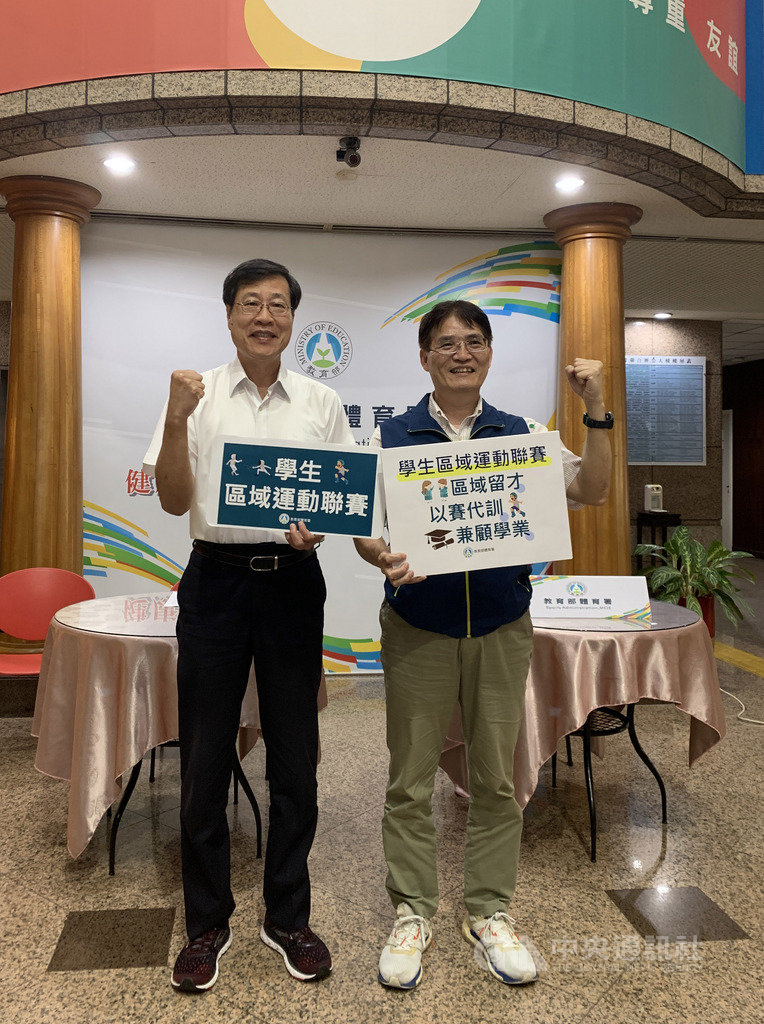 體育署長高俊雄(右)4日表示,已選定8種運動做為第一波校園區域運動聯賽比賽項目,盼透過計畫提供偏遠地區選手更多機會,達到以賽代訓效果。中央社記者龍柏安攝 109年6月4日