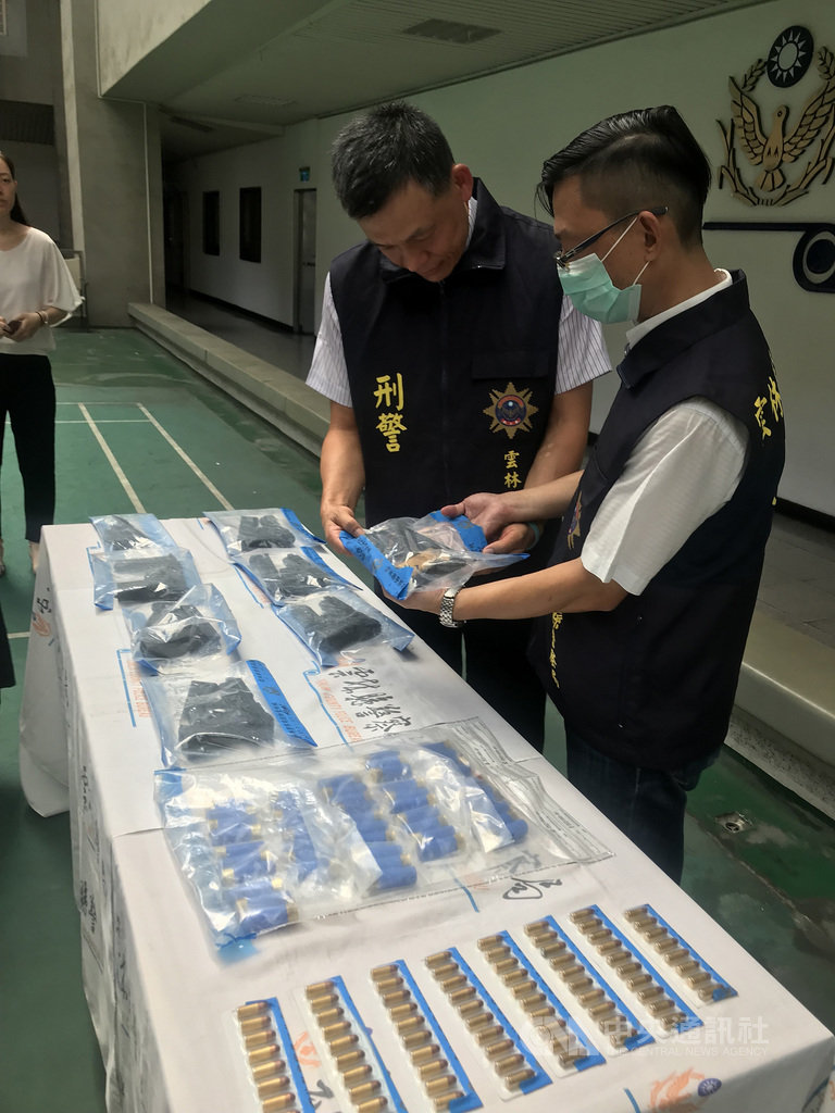 雲林縣警察局刑警大隊偵辦楊姓男子販毒案,意外發現楊男的哥哥擁槍自重,一舉起出7把改造手槍與子彈等贓證物,全案依法送辦。 中央社記者姜宜菁攝 109年6月4日