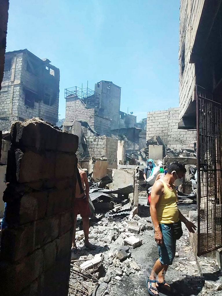 菲律賓大馬尼拉地區曼達路永市(Mandaluyong)1日大火燒毀至少800棟建物,2日現場一片斷垣殘壁,4000多名貧民無家可歸。(艾迪辛山社區衛生所提供)中央社記者陳妍君傳真 109年6月4日