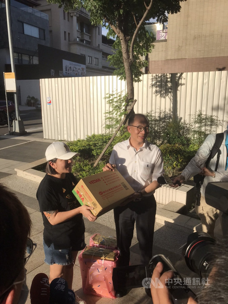 一名罹患腦癌的女病患因難忘已停產的「味味A素食麵」味道,友人四處協尋,味丹企業得知後,由研發部門耗時7小時特別趕製12碗泡麵,4日下午透過女病患友人轉交「懷念的滋味」。(民眾提供)中央社記者趙麗妍傳真 109年6月4日