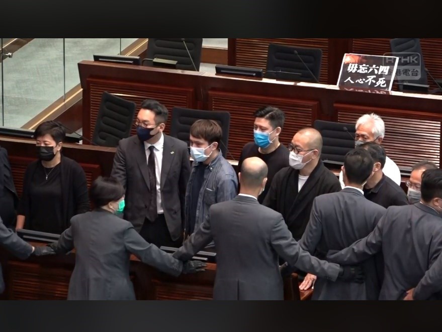 香港立法會連日來針對「國歌條例草案」進行辯論,草案4日下午在一片混亂中三讀通過。(圖取自香港電台臉書facebook.com/RTHKVNEWS)