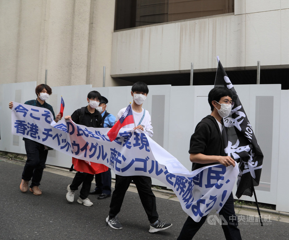 民主中國陣線日本代表王戴在東京發起紀念六四天安門事件31週年的行動,有青年手持中華民國國旗,也有人拿支持香港的旗幟。中央社記者楊明珠東京攝 109年6月4日
