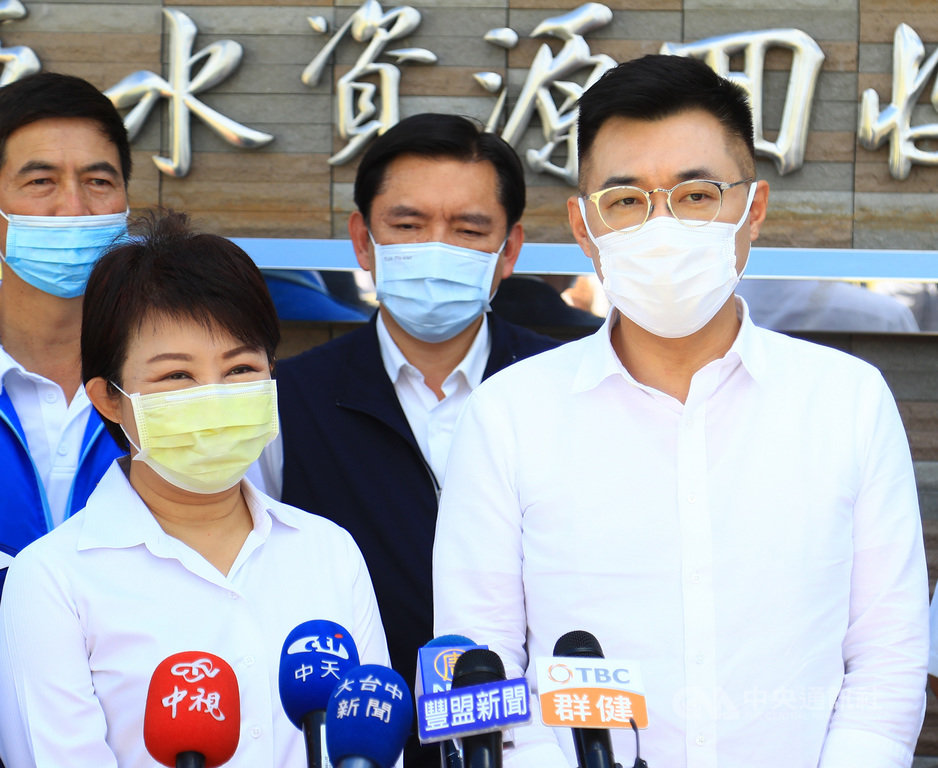國民黨主席江啟臣(前右)、台中市長盧秀燕(前左)4日出席豐原水資源回收中心啟用典禮,被問到罷韓議題時,江啟臣表示,縣市首長現在最重要的是如何振興經濟;盧秀燕則說,「我們都會關心」。中央社記者郝雪卿攝 109年6月4日