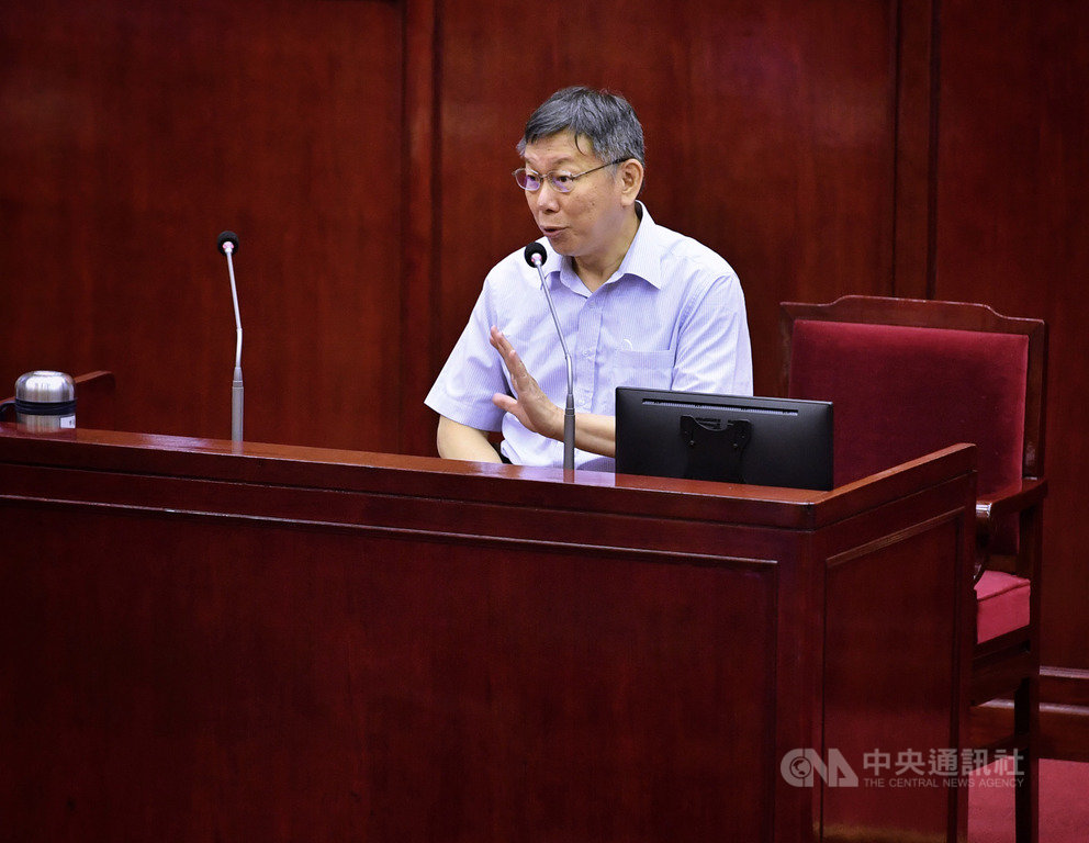 身兼民眾黨主席的台北市長柯文哲(圖)4日到市議會備詢,被問及高雄市長韓國瑜罷免案相關議題時表示,民眾黨保持中立,不會有任何動作。中央社記者王飛華攝 109年6月4日
