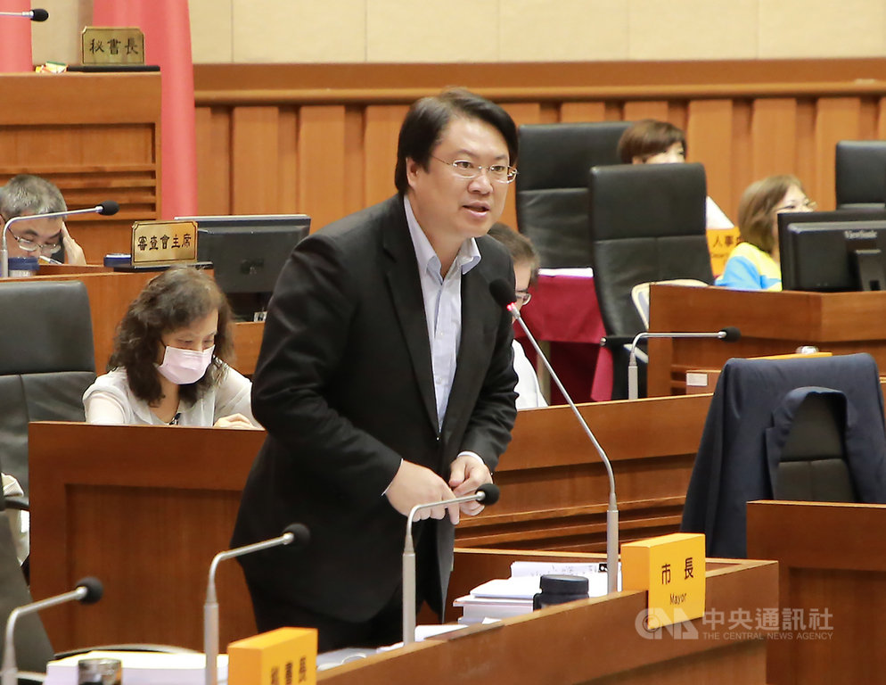 中央宣布推出「振興三倍券」刺激消費,基隆市長林右昌(圖)4日在議會答詢說,政府沒有直接發現金,是因為想達到擴大消費乘數。中央社記者王朝鈺攝 109年6月4日