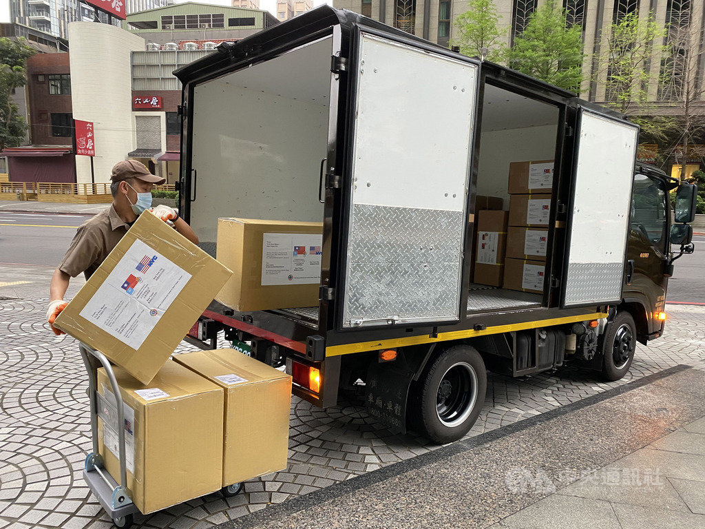 新北市政府秘書處表示,美國俄亥俄州辛辛那提市及姐妹城市德國史坦堡縣,分別提出防疫醫療物資支援需求,因此結合民間資源向廠商採購隔離衣、面罩、布口罩等物資,贈予姊妹市與武漢肺炎疫情嚴重的美國紐約市、舊金山灣區的聖馬提歐(San Mateo)等地。(新北市政府提供)中央社記者黃旭昇新北市傳真 109年6月5日
