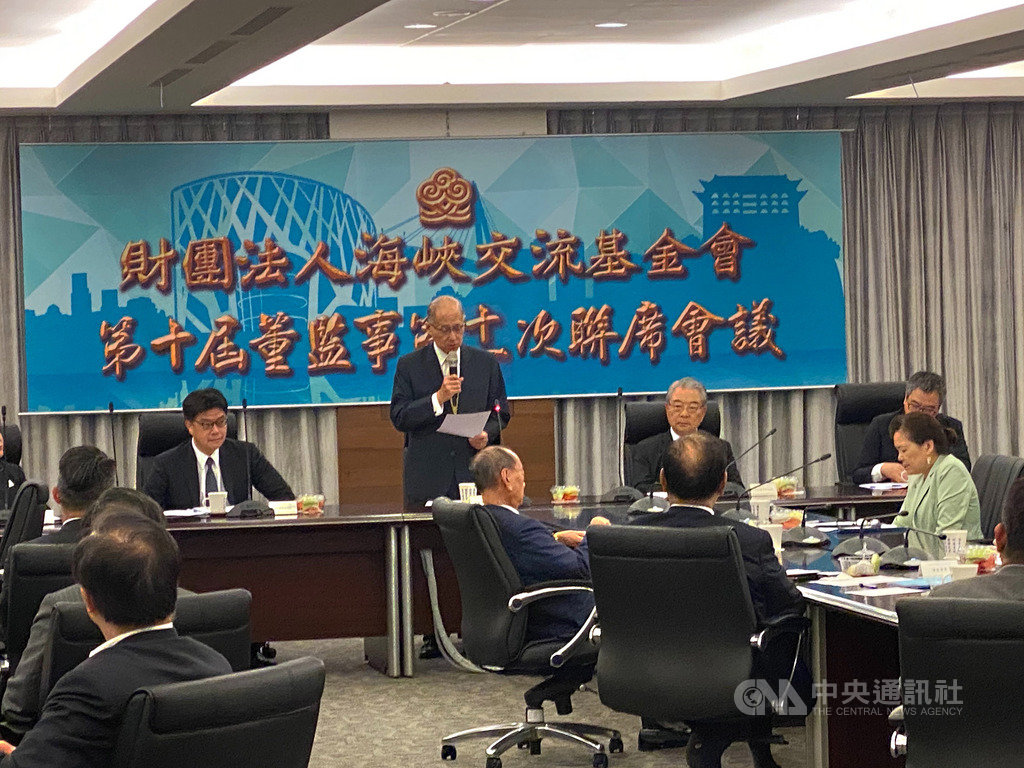 前國安會秘書長李大維(站立者)5日出任海基會董事長。圖為李大維主持海基會董監事會聯席會議。中央社記者繆宗翰攝 109年6月5日