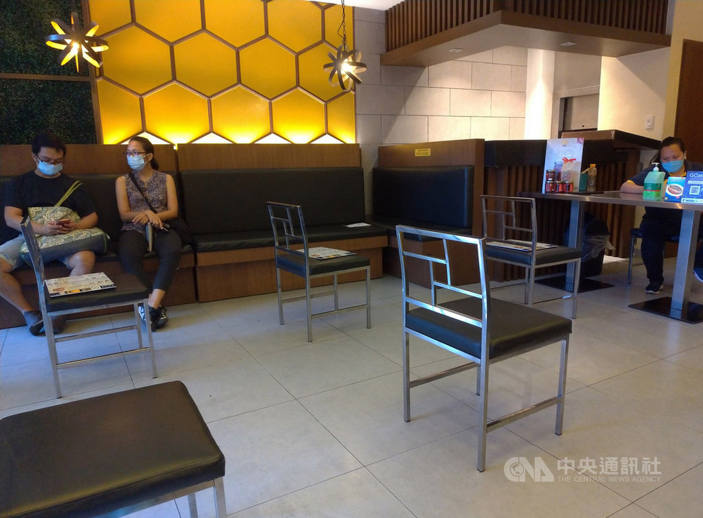 菲律賓6月起放寬強化社區隔離規範,但餐廳只開放外送和外帶,來客數明顯受影響。中央社記者陳妍君馬尼拉攝 109年6月5日