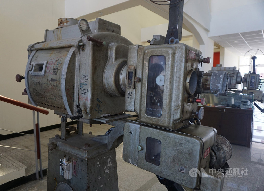 建於1960年的金門金東電影院歇業多年,被列為歷史建築,金沙鎮公所今年整修完工,並於整修過程中救回2台老舊放映機,目前暫時安置在金門縣文化園區。中央社記者黃慧敏攝 109年6月5日