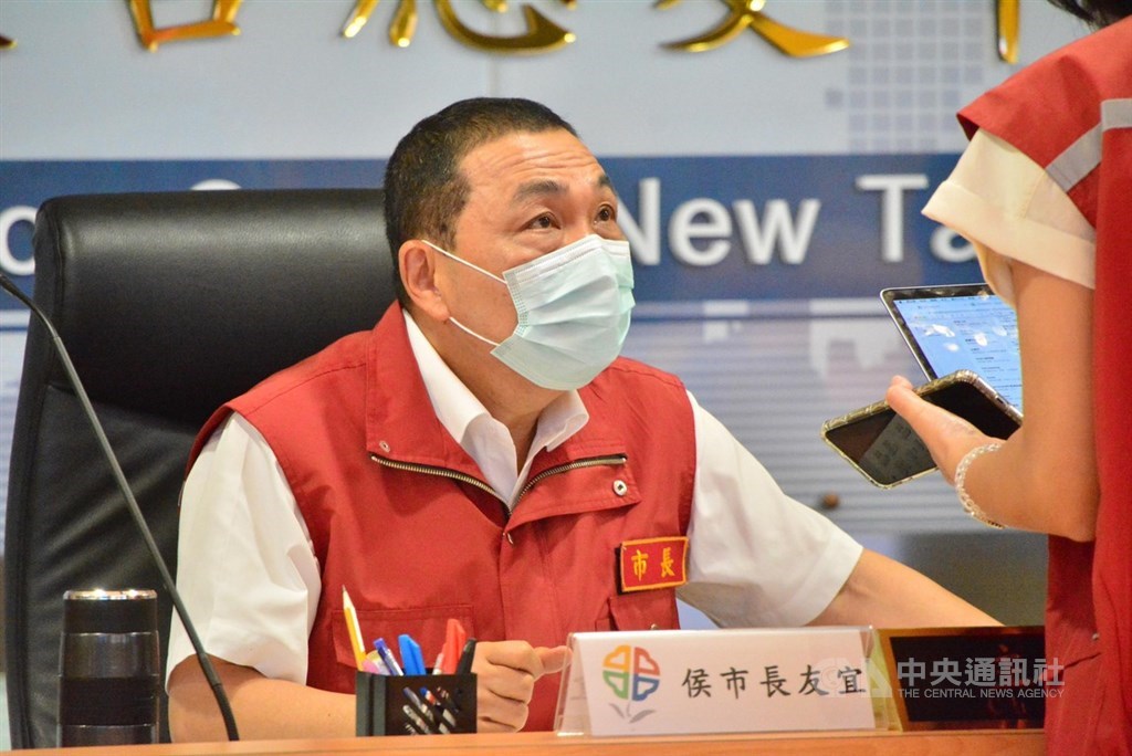 新北市長侯友宜(圖)5日在防疫會議中表示,已與台北、新北、基隆、桃園達成共識,7日疫情解封後,除非可維持社交距離,搭捷運與公車時,進站與搭車仍必須戴口罩、量體溫。中央社記者黃旭昇新北攝 109年6月5日