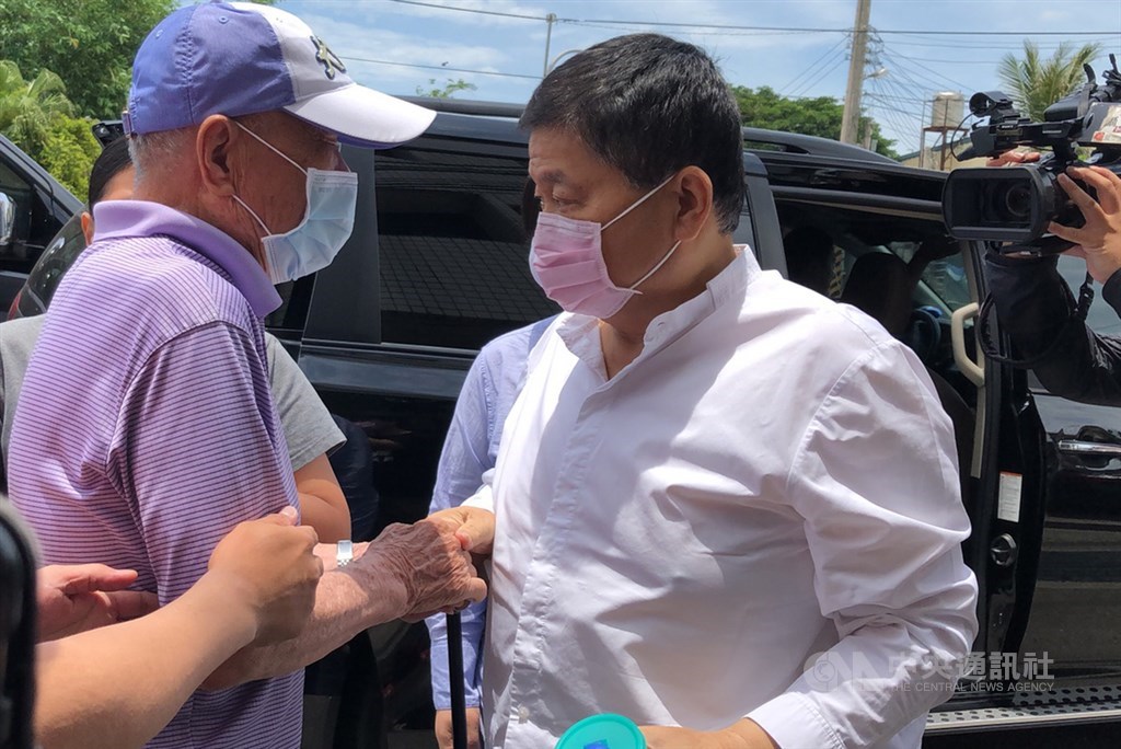 大甲鎮瀾宮董事長顏清標(右)換肝手術歷經3週的休養,5日出院返回台中沙鹿老家,顏清標父親顏懷(左)在門口迎接。中央社記者趙麗妍攝 109年6月5日