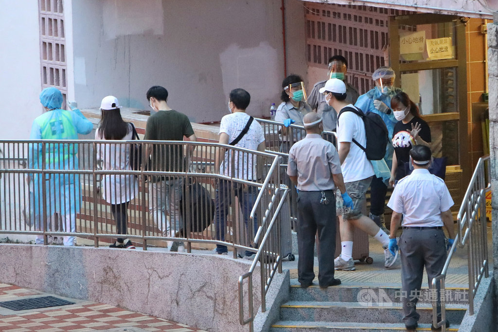 香港祿泉樓近日爆發2019冠狀病毒疾病(武漢肺炎)群聚感染後,由於4日再添一例確診病例,官方昨天傍晚撤離該大樓近百名居民,送往檢疫中心隔離14天。(中通社提供)中央社 109年6月5日