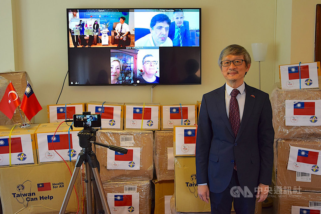 友荃科技5日以視訊會議方式捐贈設備給土耳其國立厄德爾大學,將投入武漢肺炎輔助治療研究。圖為出席捐贈儀式的駐土耳其代表鄭泰祥。(駐土耳其代表處提供)中央社記者何宏儒安卡拉傳真 109年6月5日