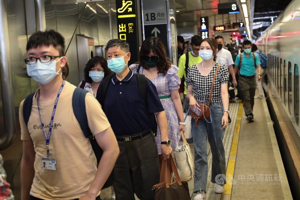 高雄市長韓國瑜罷免投票6日登場,罷韓公民團體持續呼籲市民踴躍投票。高鐵左營站5日午後陸續湧現返鄉人潮。中央社記者吳家昇攝 109年6月5日