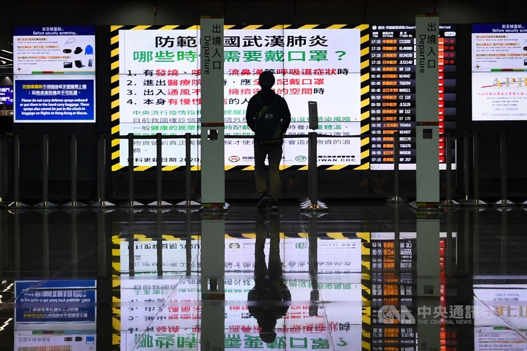 中央流行疫情指揮中心指揮官陳時中5日表示,7日全台大解封,民眾配合度仍是未知數,將等國內狀況穩定再考慮鬆綁邊境。圖為民眾在桃園機場的電子看板前觀看疫情警語。(中央社檔案照片)