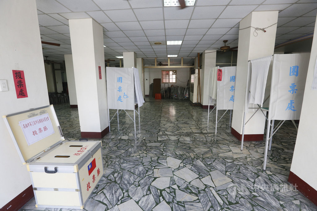 高雄市6日將舉行罷免市長韓國瑜投票,高雄市選委會5日提醒民眾,要配戴口罩才能進入投票所,並記得攜帶身分證、印章及投票通知書。中央社記者董俊志攝 109年6月5日