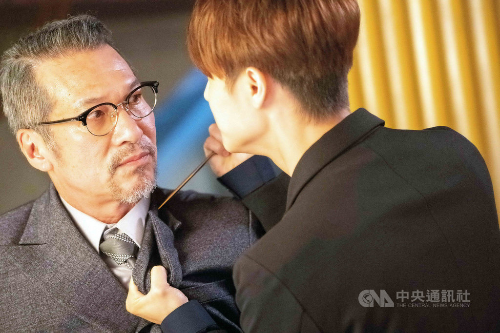 台劇「覆活」最新一集劇情,演員黃仲崑(左)與演員「王子」邱勝翊(右)在酒吧上演情緒爆發的對手戲,邱勝翊失控拿冰錐朝黃仲崑刺去。(八大電視提供)中央社記者葉冠吟傳真 109年6月5日