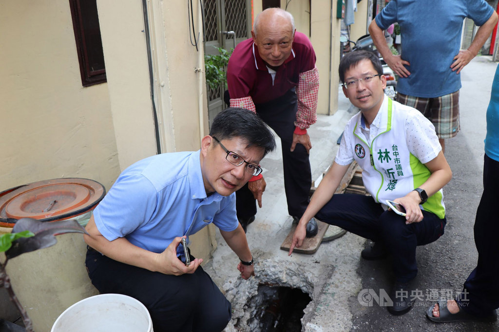 台中市西屯區逢甲商圈一帶水管爆裂狀況頻傳,民進黨籍立委張廖萬堅(前左)與台中市議員林祈烽(前左2)接獲陳情後,5日前往會勘。(張廖萬堅服務處提供)中央社記者郝雪卿傳真 109年6月5日