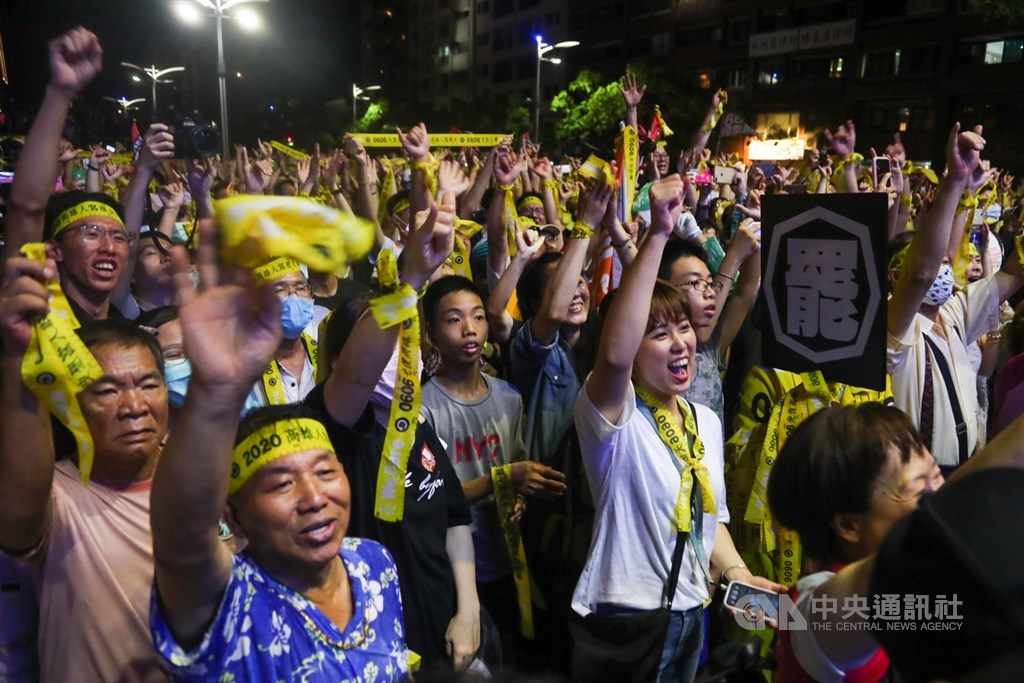 高雄罷韓投票日前最後一夜,公民團體「Wecare高雄」發起的「重返美麗島 反恐大遊行」5日晚間登場,罷韓支持者高呼「非韓不投」等口號,情緒激昂。中央社記者王騰毅攝 109年6月5日