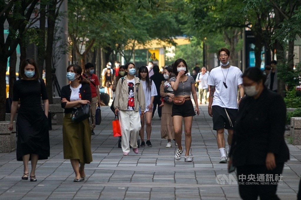 加拿大網路發行公司Visual Capitalist整理41個主要經濟體的社會活動率與武漢肺炎復原率,台灣在染病復原與社會活動兩項指標表現出色,經濟恢復程度領先歐美大國。(中央社檔案照片)