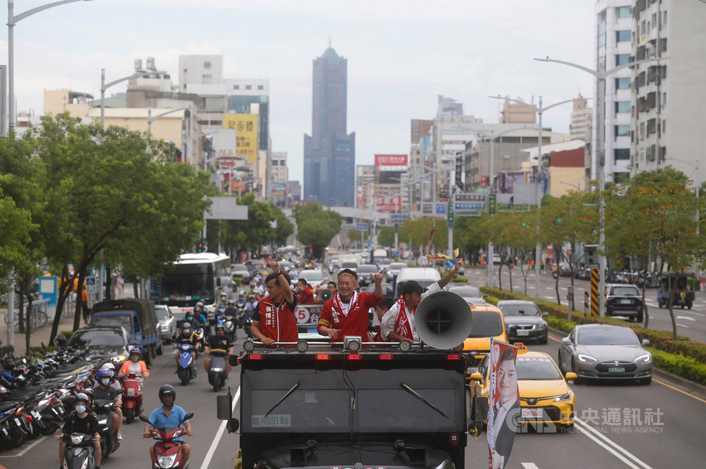 罷韓投票倒數計時,罷韓團體5日持續以車隊掃街、全力催票,台灣基進黨籍立委陳柏惟(前中)與音樂人楊大正(前右)、台灣基進新聞輿情部副主任張博洋(前左)沿途向民眾致意,籲請6日出門投票。中央社記者董俊志攝 109年6月5日