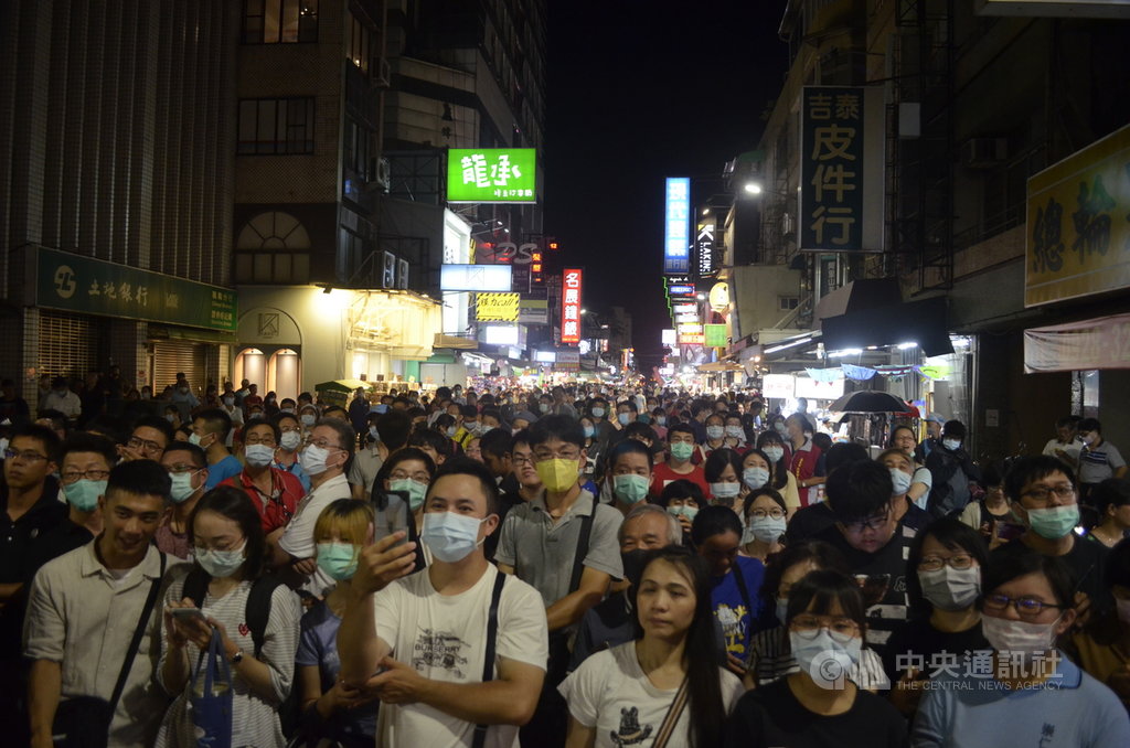 中央流行疫情指揮中心指揮官、衛福部長陳時中,5日晚逛嘉義市文化路夜市,湧入大批看陳時中的人潮,造成夜市寸步難行。中央社記者蔡智明攝 109年6月5日