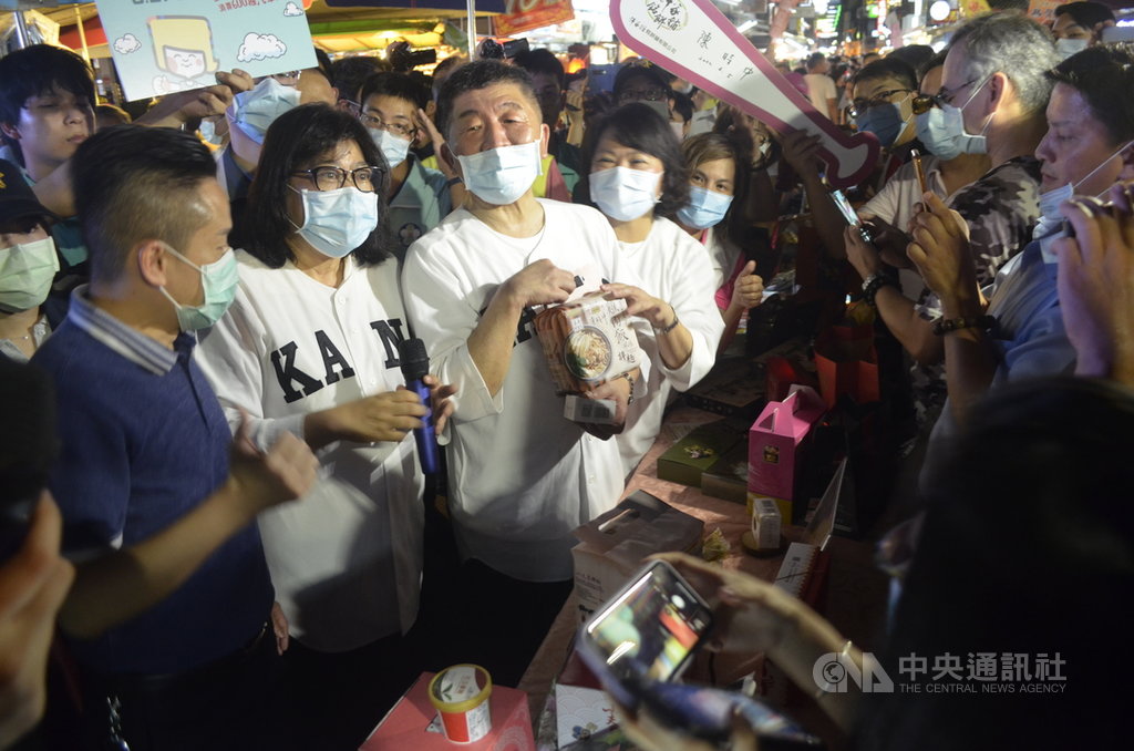 中央流行疫情指揮中心指揮官、衛福部長陳時中(左3) ,逛嘉義市文化路夜市,一一為店家加油打氣。中央社記者蔡智明攝 109年6月5日