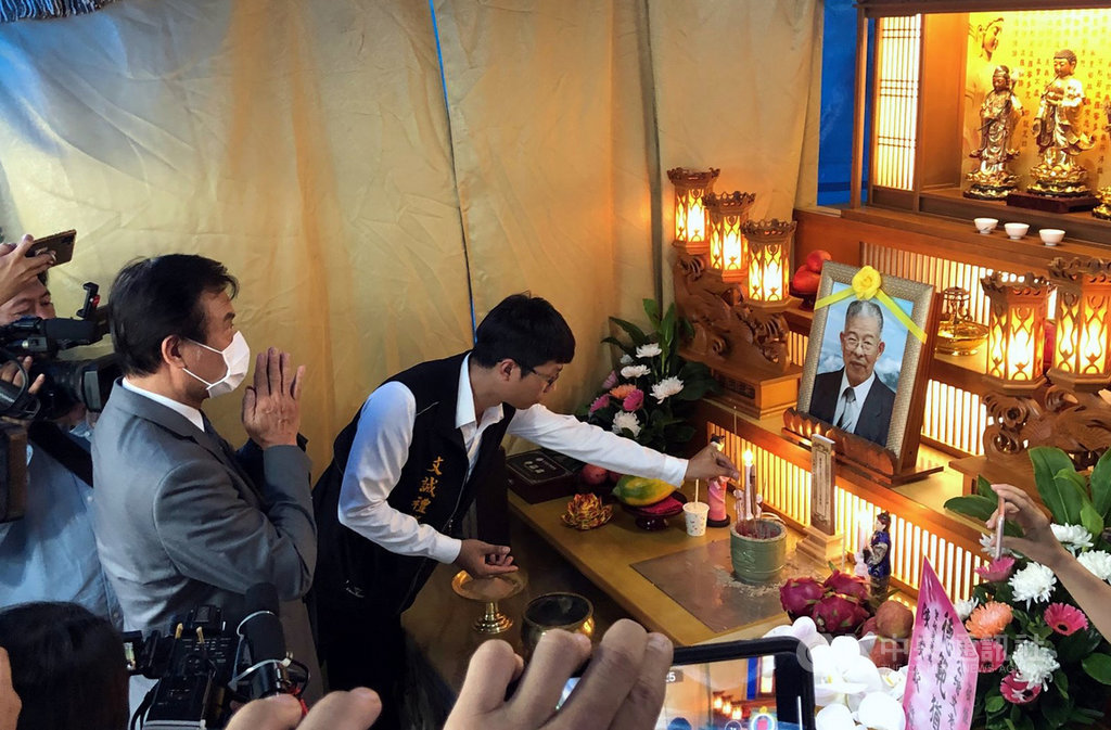 鐵路警察李承翰被刺死案,被告一審被判無罪,李承翰父親李增文4日辭世,等不到上訴結果。總統府祕書長蘇嘉全(左)5日前往上香,慰問家屬。中央社記者黃國芳攝 109年6月5日