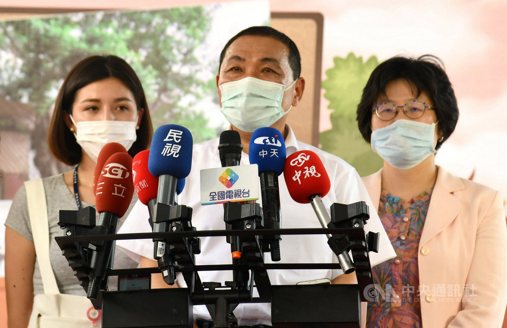 鐵路警察李承翰因公殉職案,加害人一審獲判無罪,李承翰的父親4日病逝,等不到上訴結果。警界出身的新北市長侯友宜(中)5日受訪時除表達哀痛,也盼檢討相關司法制度。(新北市政府提供)中央社記者黃旭昇新北市傳真 109年6月5日