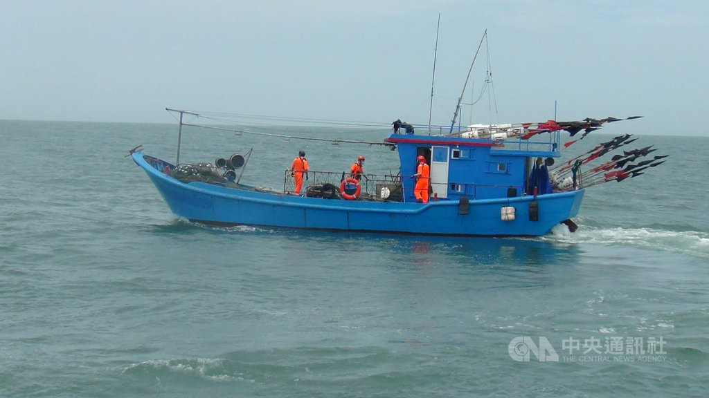 馬祖海巡隊5日在莒光海域查獲一艘無船名陸籍漁船違規越界作業,以優勢警力登船檢查,並將人船押返偵辦。(第十海巡隊提供)中央社 109年6月5日