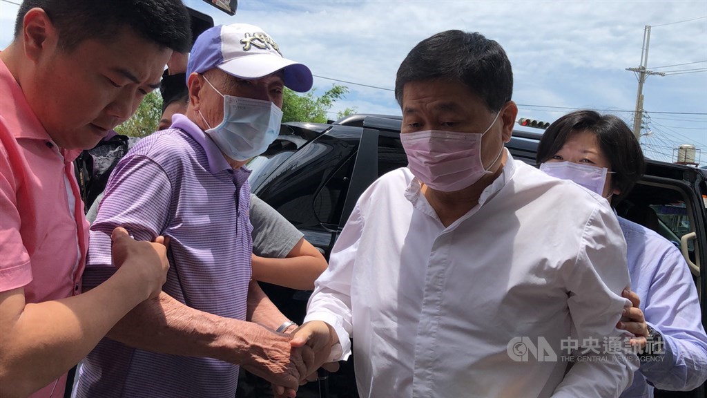 大甲鎮瀾宮董事長顏清標(右2)換肝手術歷經3週的休養,5日出院返回台中沙鹿老家,顏清標父親顏懷(左2)、兒子顏寬恒(左)、女兒顏莉敏(右後)開心迎接。中央社記者趙麗妍攝 109年6月5日