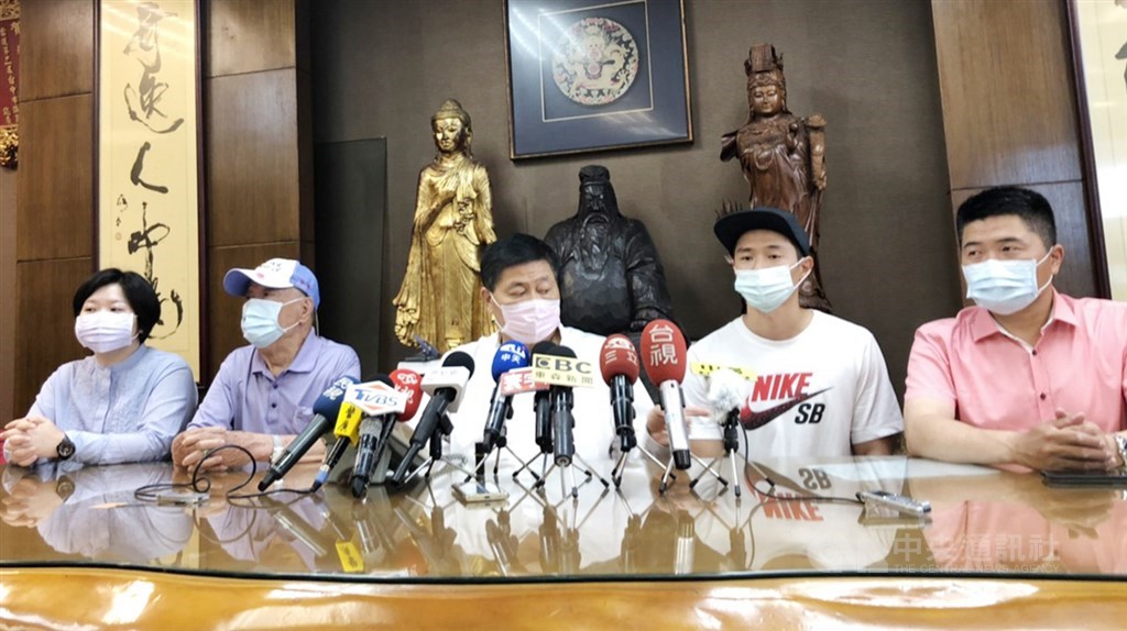大甲鎮瀾宮董事長顏清標(中)換肝手術歷經3週的休養,5日出院回到台中沙鹿老家,顏家人感謝各界關心。中央社記者趙麗妍攝 109年6月5日
