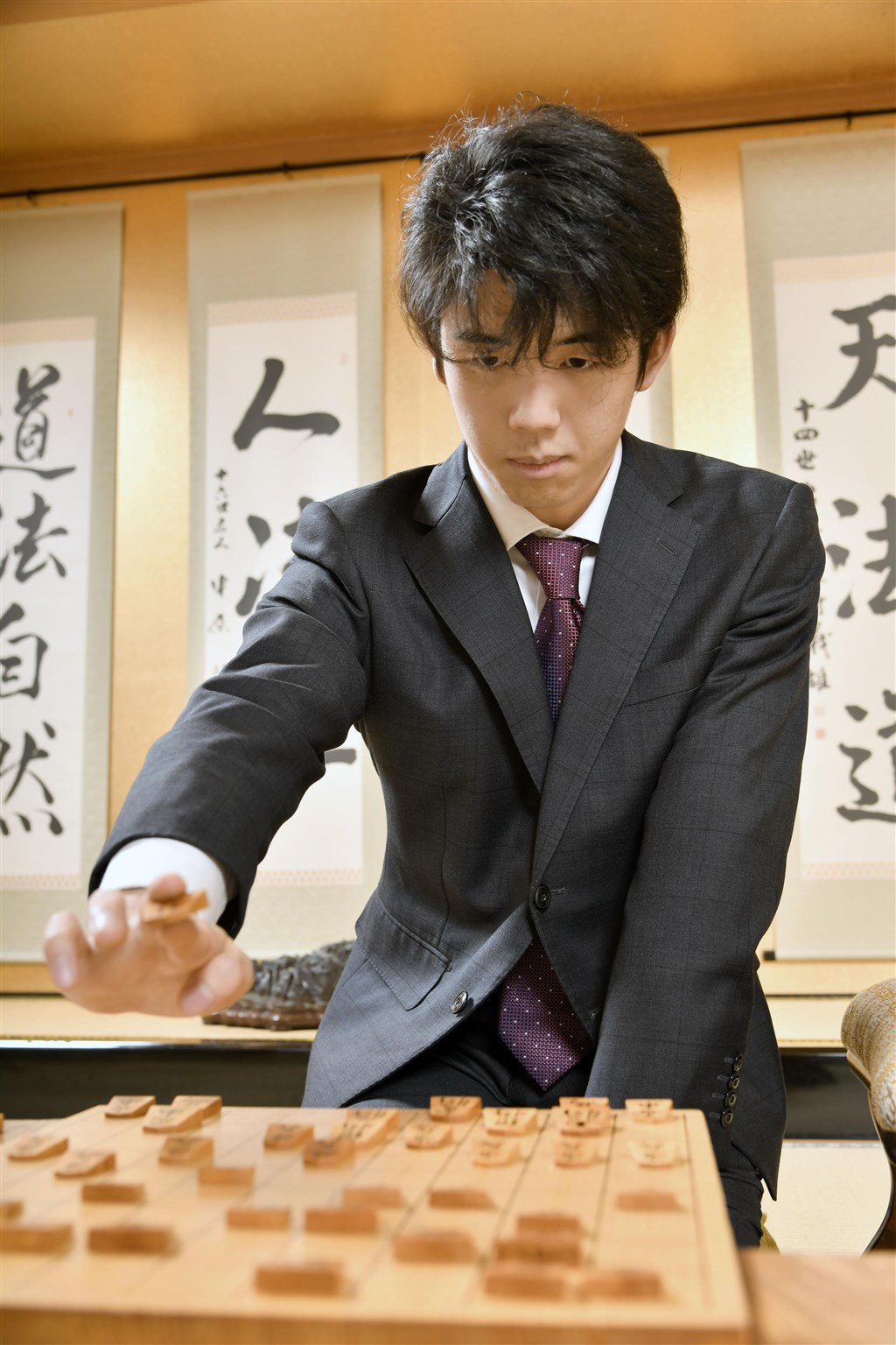 日本將棋界天才型棋士、17歲的藤井聰太(圖)4日在第91屆棋聖挑戰者決定賽中戰勝27歲的永瀨拓矢,8日將在第91期棋聖戰挑戰36歲的棋聖渡邊明。(檔案照片/共同社提供)