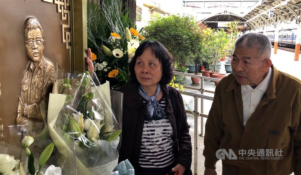 鐵路警察李承翰被刺死案,一審法官判鄭姓被告無罪,目前二審上訴中。李承翰父親李增文(右)4日疑因胃出血送急診,急救後仍宣告不治。圖為李承翰父母親2019年12月30日出席李承翰紀念銅雕揭牌儀式。(中央社檔案照片)