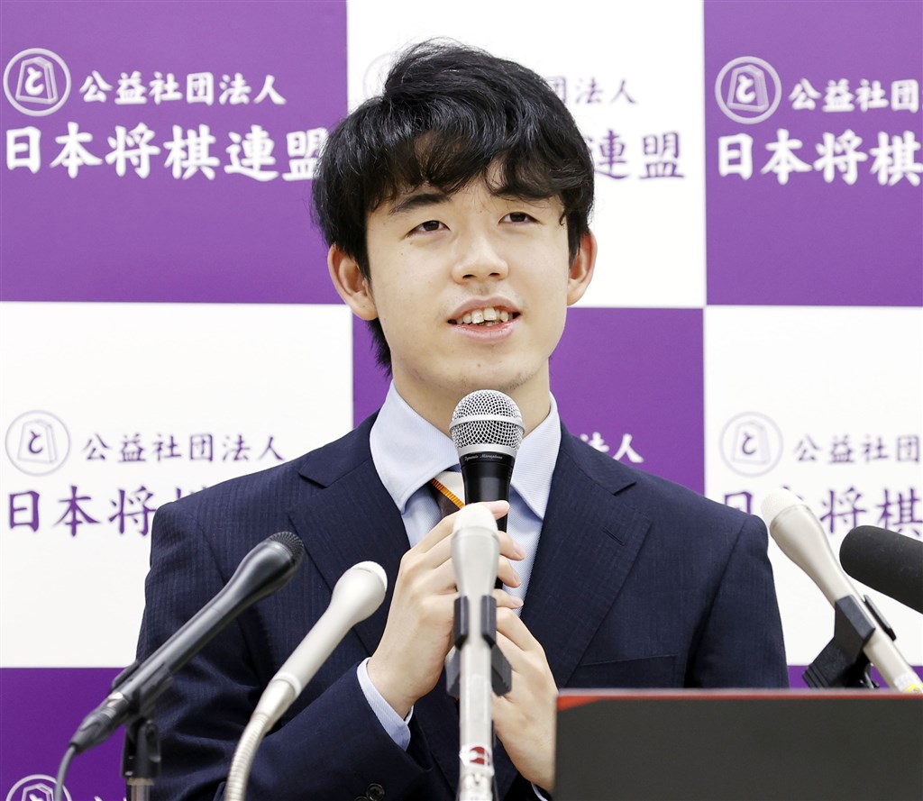 日本將棋界天才型棋士、17歲的藤井聰太(圖)4日在第91屆棋聖挑戰者決定賽中戰勝27歲的永瀨拓矢,成為最年輕的頭銜挑戰者。(共同社提供)