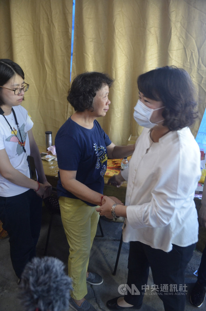 因公殉職的鐵路警察李承翰父親李增文4日病逝,嘉義市長黃敏惠(右)5日上午前往慰問李承翰母親張秀珍(中)。中央社記者蔡智明攝 109年6月5日