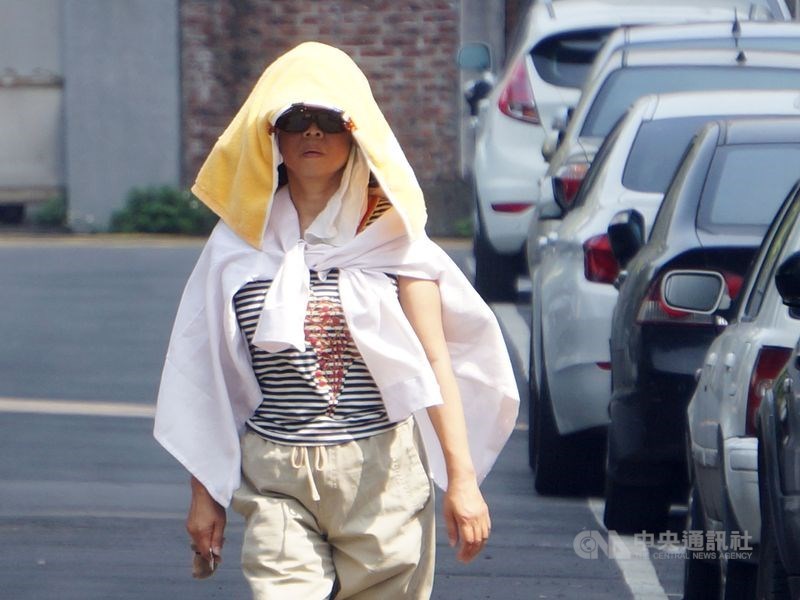 中央氣象局表示,5日各地高溫炎熱,白天普遍都在攝氏34至35度,並針對6縣市發布高溫燈號。(中央社檔案照片)
