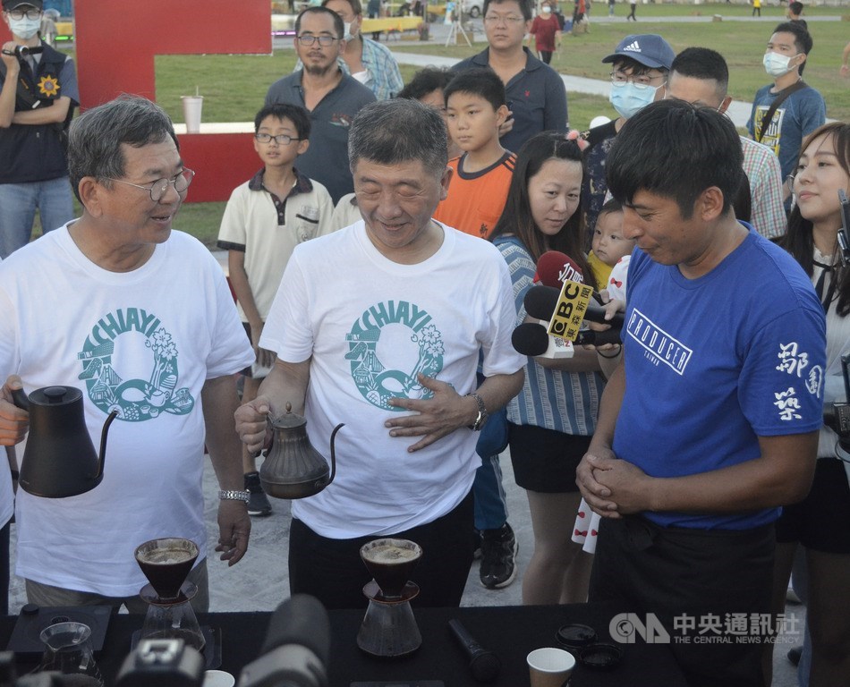 中央流行疫情指揮中心指揮官、衛福部長陳時中(前右2)5日走訪嘉義,傍晚在布袋海邊,由咖啡業者方政倫(前右)指導,體驗自己手沖阿里山咖啡。中央社記者蔡智明攝 109年6月5日