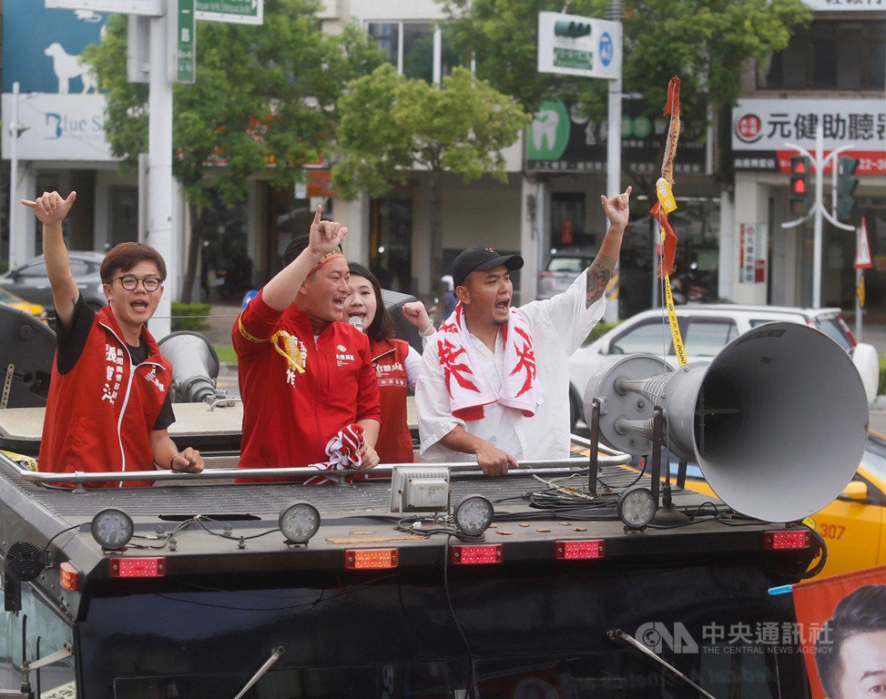 台灣基進立委陳柏惟(前中)、音樂人楊大正(前右)及台灣基進新聞輿情部副主任張博洋(前左)5日在高雄合體展開車隊掃街,為6日將登場的高雄市長韓國瑜罷免案催票,高高比出數字6的手勢,沿途不少民眾熱情回應。中央社記者董俊志攝 109年6月5日